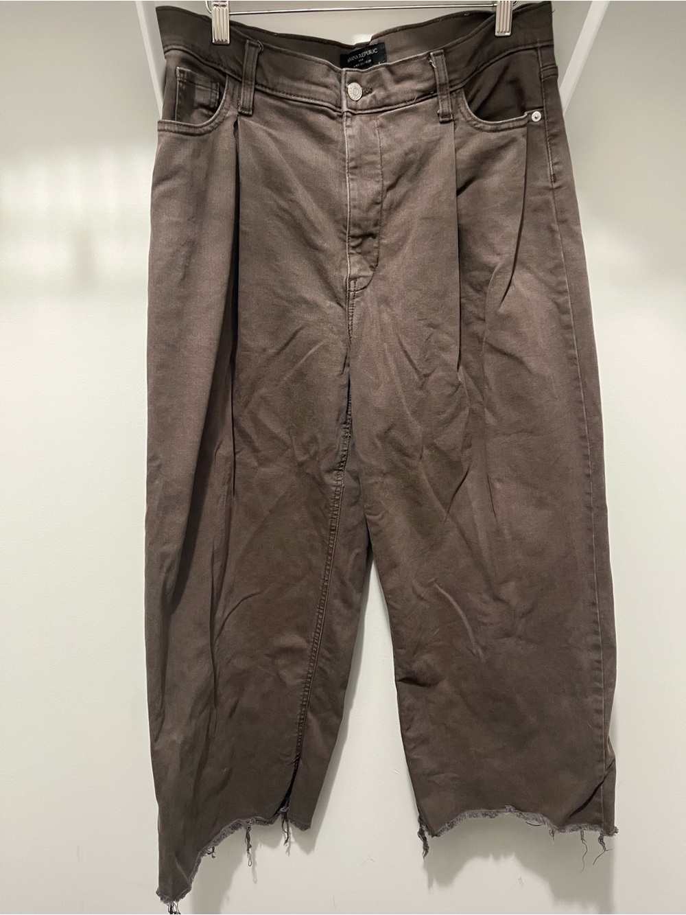 Banana Republic Dark Brown Pleated women's Chinos with Frayed Hem